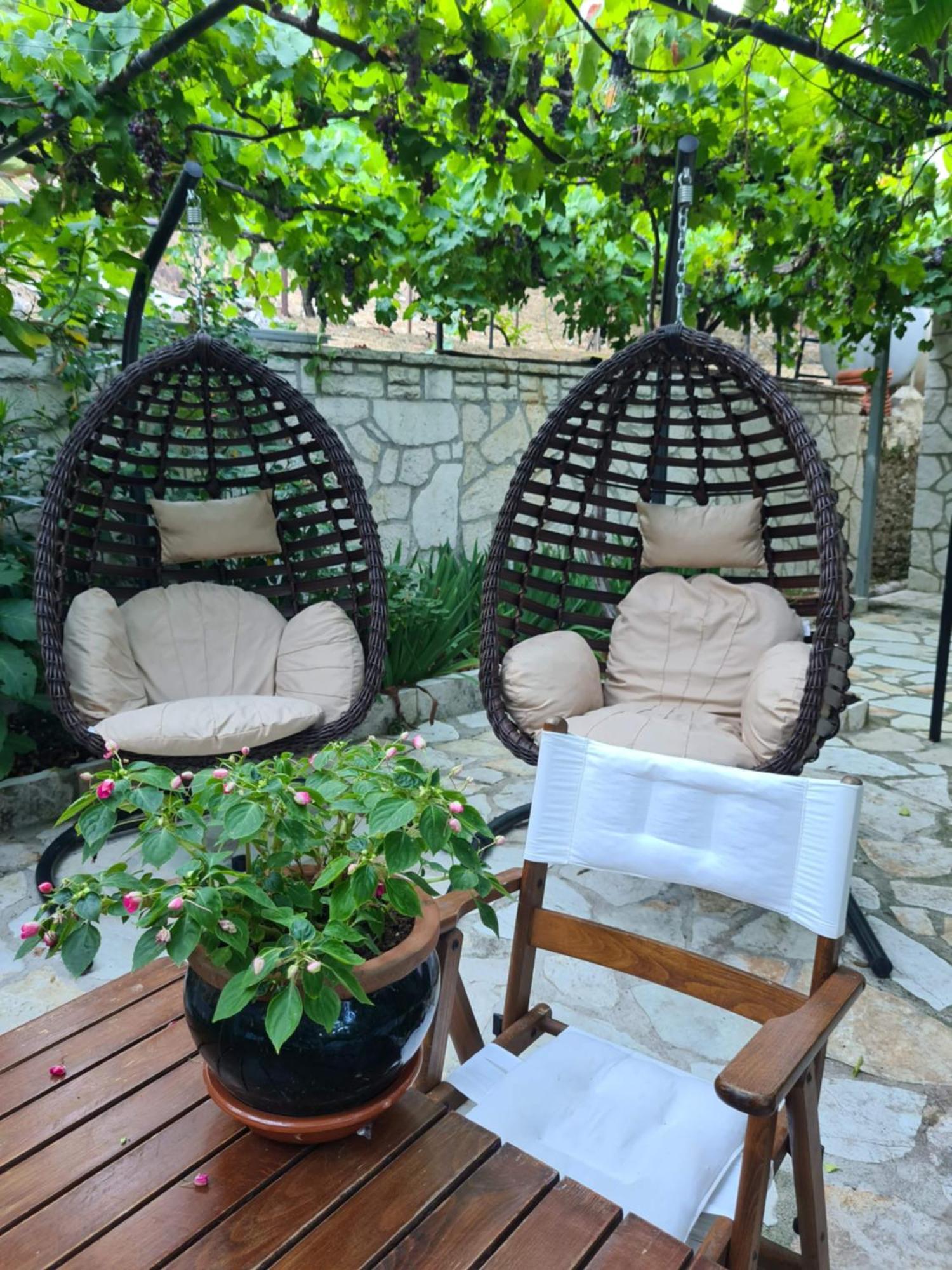 Aria's 2 Himare